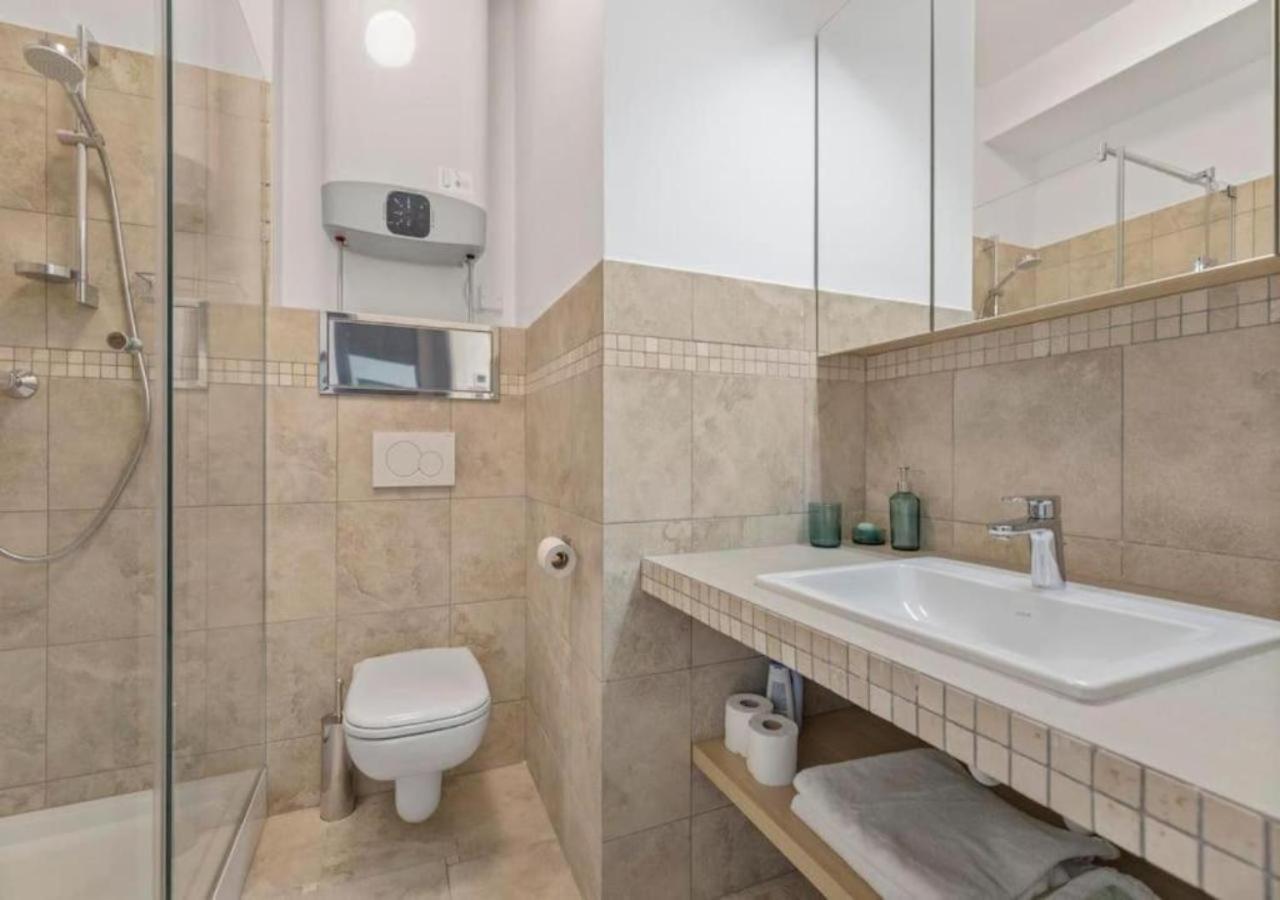 Modern Near Train Station With Balcony #7 Apartmán